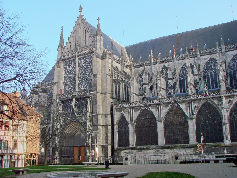 Cathédrale Saint Pierre et Saint Paul de Troyes bnb chambres dhotes hotels